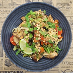 Wok de poulet et légumes sautés a la thaï *coriandre, cacahuètes, citron vert
