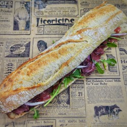 Sandwich Bresaolalala : bresaola, sauce deluxe*, tomate, oignon rouge, roquette
