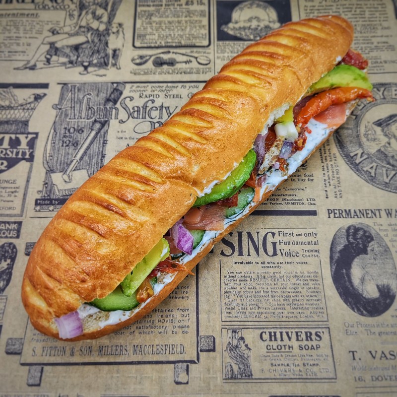 Sandwich Le Nordique : pain viennois, saumon fumé, crème wasabi, avocat, concombre, tomate, oignon