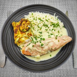 Pavé de saumon grillé, gratin de courgettes, riz et fumé de poisson crémé