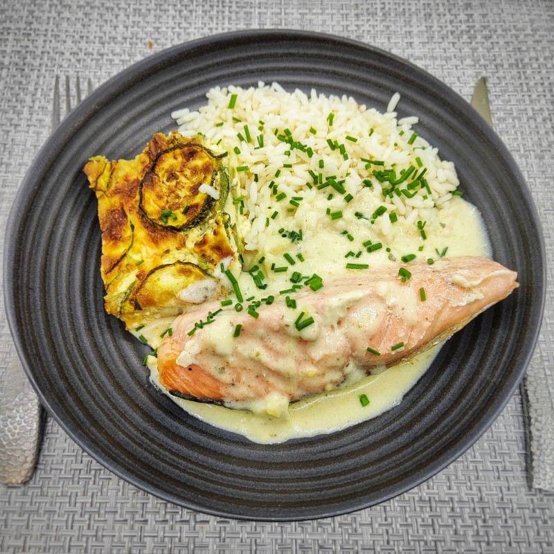 Pavé de saumon grillé, gratin de courgettes, riz et fumé de poisson crémé