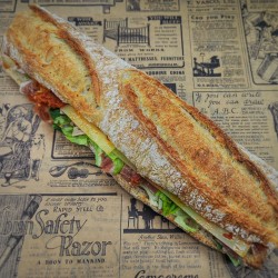 Sandwich Belfort :  jambon sec, comté, pesto de tomate, oignons rouges et salade