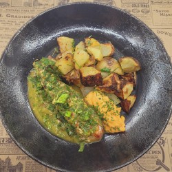Saumon grillé, chimichurri*, pommes de terre sautées, crémeux de patate douce à la vanille et combava
