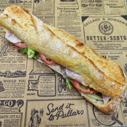 Sandwich Le Marco Polo : bacon, pesto basilic, parmesan, tomates confites, salade