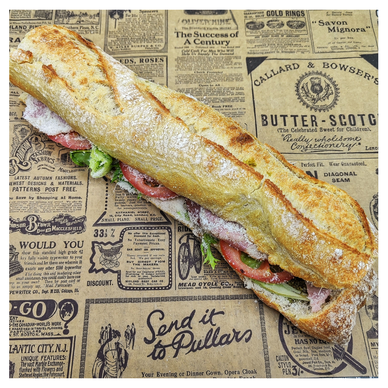 Sandwich Le Marco Polo : bacon, pesto basilic, parmesan, tomates confites, salade