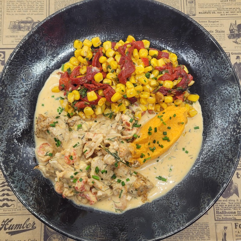 Filet de poulet grillé aux épices cajun, crème aux écrevisses et aneth, crémeux de patate douce*