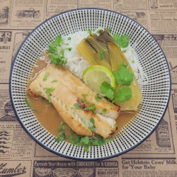 Cabillaud laqué Black Cod*, vermicelle de riz, pak choi rôti à l'orange et soja, coriandre