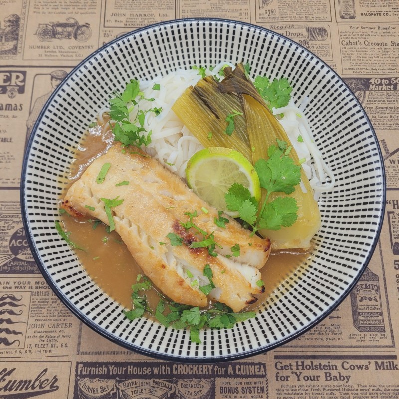 Cabillaud laqué Black Cod*, vermicelle de riz, pak choi rôti à l'orange et soja, coriandre