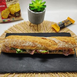Sandwich Pastra : Boeuf pastrami, feta, tomatade, oignon rouge, tomate et basilic