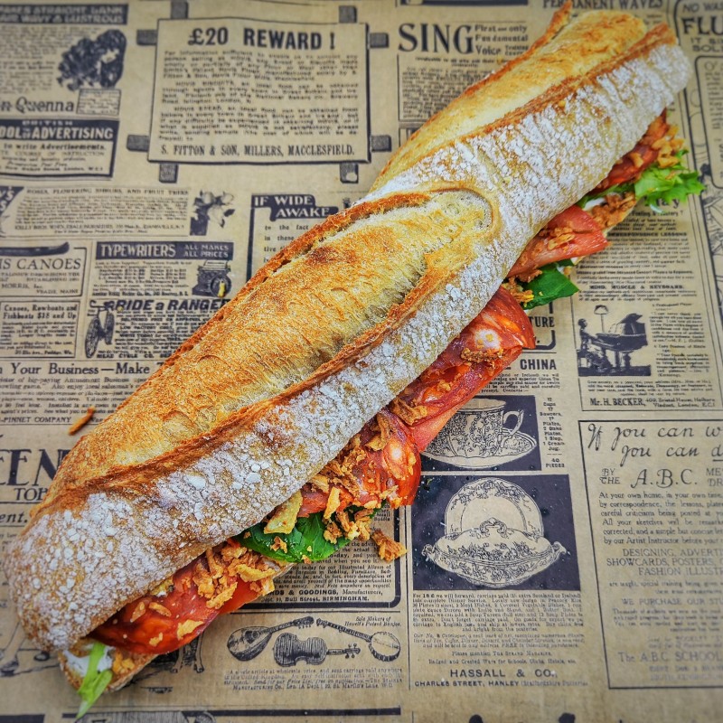 Sandwich Tulum : Chorizo grillé, fromage frais, comté, oignons rouges, tomate, salade