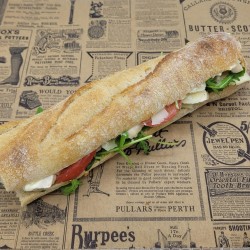 Sandwich Brittany : Poulet, parmesan, bacon, sauce cocktail, iceberg