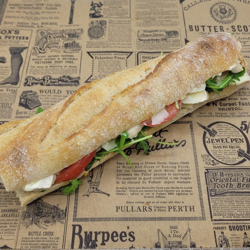 Sandwich Brittany : Poulet épices Cajun, parmesan, bacon, sauce cocktail, iceberg, tomates