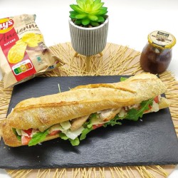 Sandwich Le Tartarin* : Pain baguette, poulet sauce tartare, parmesan, tomate, salade