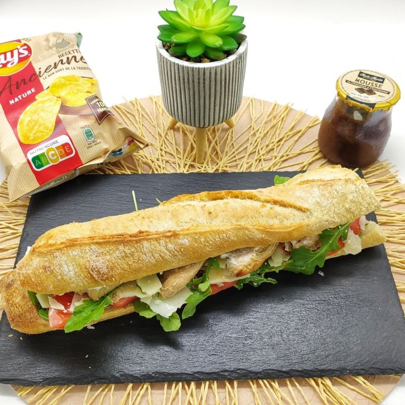 Sandwich Le Tartarin* : Pain baguette, poulet sauce tartare, parmesan, tomate, salade