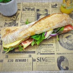Sandwich Atlas : Poulet aux épices, sauce tacos,  oignons rouges, salade, cheddar, tomates