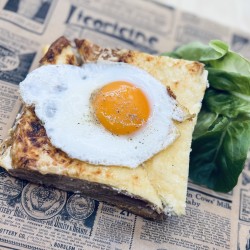 Croque-madame et son oeuf au plat