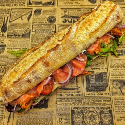 Sandwich Atlantide : saumon fumé, tomates confites, crème aneth citron, oignons, salade