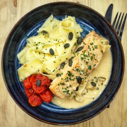 Pavé de saumon grillé, fondue de poireaux au curry, tomate rotie, Tagliatelle,