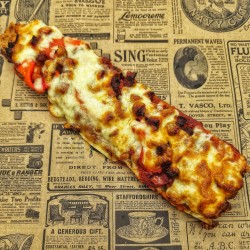 Pizza Baguette : chorizo, mozzarella, origan, sauce tomate, poivrons, oignons