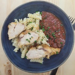 Suprême de poulet à l'italienne (tomates, olives, origan, oignon, basilic) et pâtes