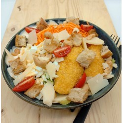 Salade César : Poulet pané, sauce Caesar, parmesan, croûtons, carottes, oeuf, noix de cajou, salade