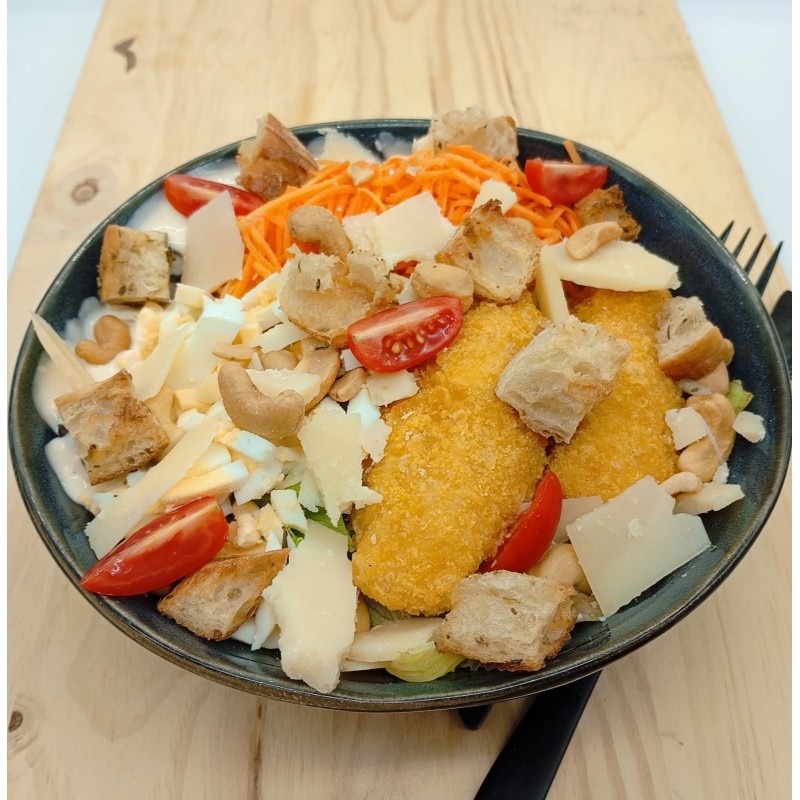 Salade César : Poulet pané, sauce Caesar, parmesan, croûtons, carottes, oeuf, noix de cajou, salade