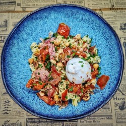 Pâtes au jambon grillé, stracciatella, crème de pesto aux herbes, noisettes, tomates confites