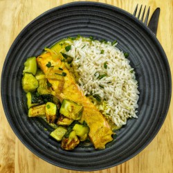 Pavé de saumon lait de coco curry, courgettes grillées et riz