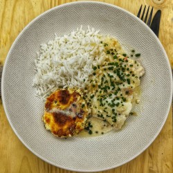 Cabillaud crème au beurre blanc, gratin de légumes (courgette, poivrons, mozzarella) et riz