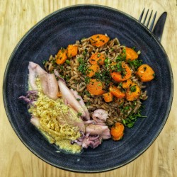 Chipiron à l'ail, carottes en persillade et riz pilaf