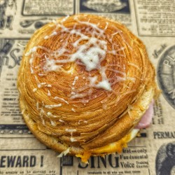 Croissant Roll au jambon, emmental, et béchamel