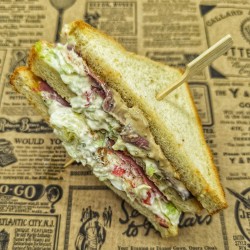 Mi-Mix club au boeuf pastrami, sauce au poivre, parmesan, oignons frits, tomate, salade, iceberg