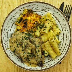 Emincé de boeuf à la dijonnaise, gratin de courgette et tomate au curry, pâtes.