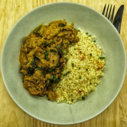 Curry d'aubergines au lait de coco et semoule aux amandes