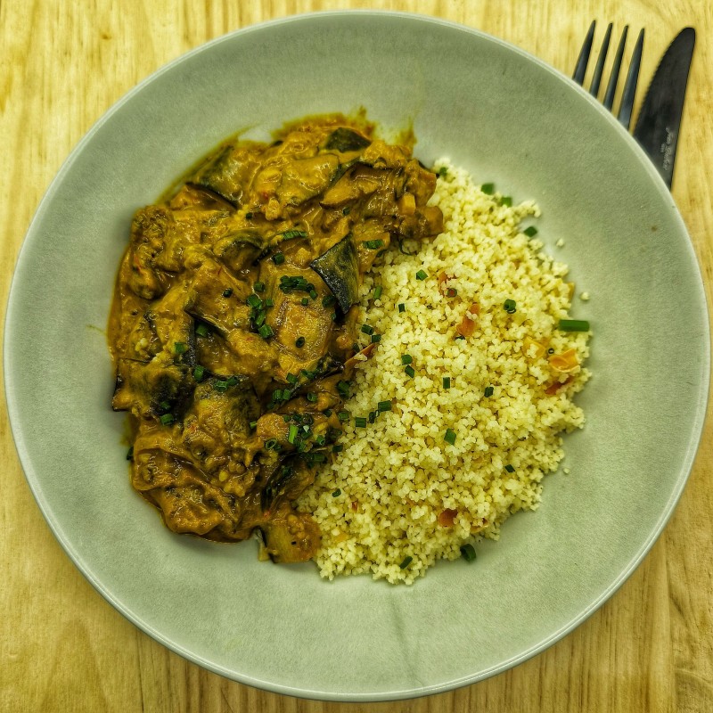Curry d'aubergines au lait de coco et semoule aux amandes