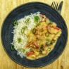 Moqueca* de cabillaud, sauce au lait de coco, poivrons, riz et oignons nouveaux