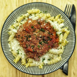 Pâtes à la bolognaise, parmesan et basilic frais