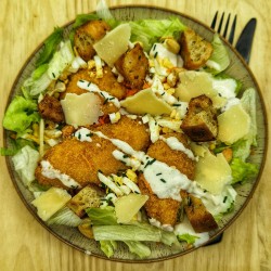 Salade César : Poulet pané, sauce Caesar, parmesan, croûtons, carottes, oeuf, noix de cajou, salade