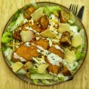 Salade César : Poulet pané, sauce Caesar, parmesan, croûtons, carottes, oeuf, noix de cajou, salade