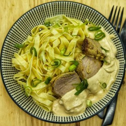 Filet mignon de porc à la moutarde, oignons nouveaux et tagliatelles