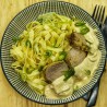 Filet mignon de porc à la moutarde, oignons nouveaux et tagliatelles