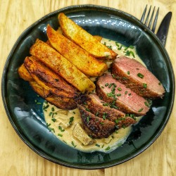 Magret de canard sauce aux cèpes, potatoes maison et ciboulette