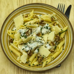 Pâtes au gorgonzola, noix, parmesan et ciboulette