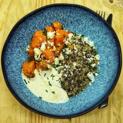 Méli mélo de légumes rôtis* à l'huile de noisette, lentilles, féta, quinoa, crème au curry et coriandre