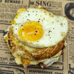 Croque Madame Muffin : Jambon blanc, crème, emmental, cheddar, œuf dessus