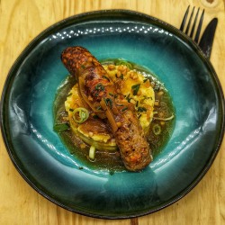 Saucisse de Toulouse et son jus, purée de pois cassés et pommes de terre