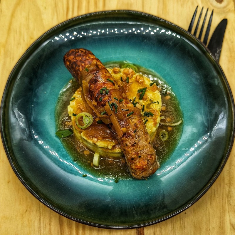 Saucisse de Toulouse et son jus, purée de pois cassés et pommes de terre