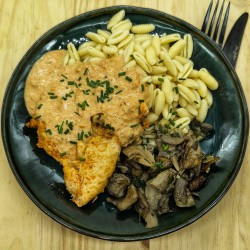 Poulet mariné, crème de tomates séchées, scamorza, pleurotes à la persillade et gnochetti