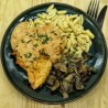 Poulet mariné, crème de tomates séchées, scamorza, pleurotes à la persillade et gnochetti