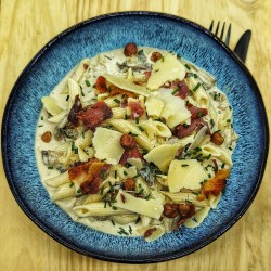 Pâtes sauce aux cèpes et pleurotes, serrano grillé, copeaux de parmesan, noisettes